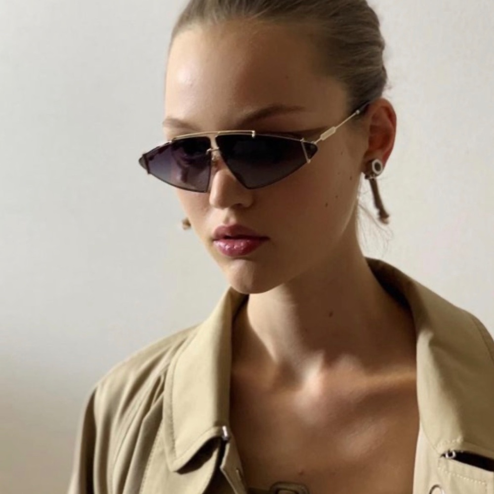 NEW Burberry BE3111 Gold Sunglasses with Black Gradient Lenses - Picture 2 of 8